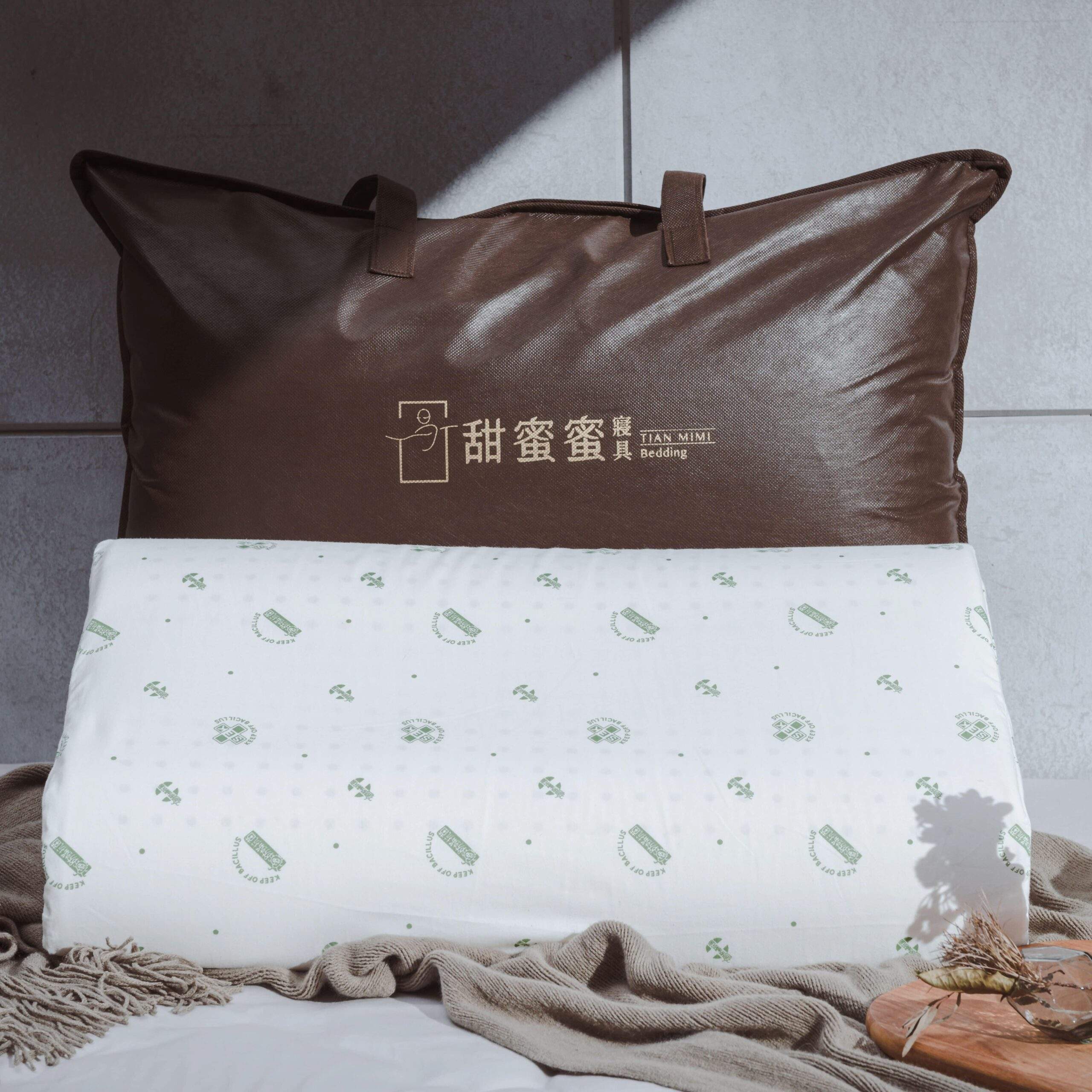 曲線乳膠枕商品與提袋照